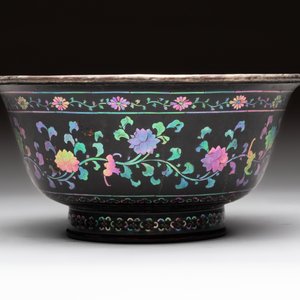 Five Chinese silver-lined laque burgauté stem cups and a bowl, 18th C. — photo 4
