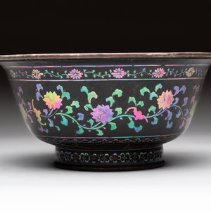 Five Chinese silver-lined laque burgauté stem cups and a bowl, 18th C. — photo 5