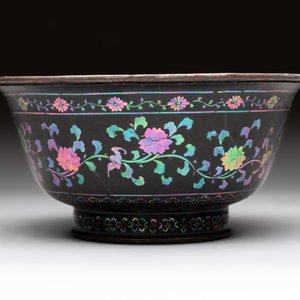 Five Chinese silver-lined laque burgauté stem cups and a bowl, 18th C. — photo 6