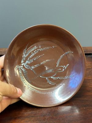 Five Chinese slip-decorated brown-glazed 'bird on blossoming plum tree' plates, Fujian kilns, late Ming, 16/17th C. — photo 8