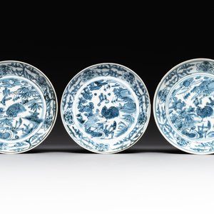 RETURNED 10/12/24 Five Chinese Swatow blue and white 'rooster' plates, Ming — photo 2