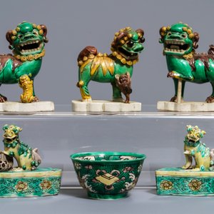 Five Chinese verte biscuit models of Buddhist lions and a bowl, Kangxi — photo 2