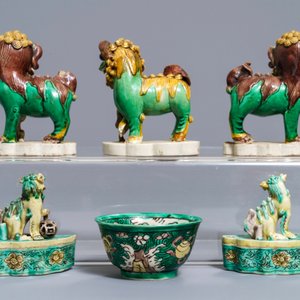 Five Chinese verte biscuit models of Buddhist lions and a bowl, Kangxi — photo 4