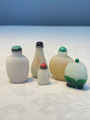 Five Chinese white jade and glass snuff bottles, 19/20th C. — foto 1