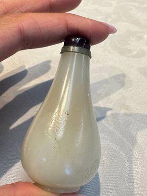 Five Chinese white jade and glass snuff bottles, 19/20th C. — foto 11