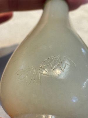 Five Chinese white jade and glass snuff bottles, 19/20th C. — foto 15