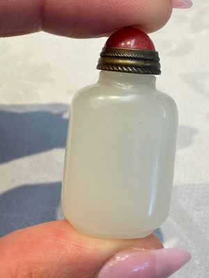 Five Chinese white jade and glass snuff bottles, 19/20th C. — foto 21