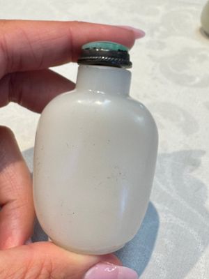 Five Chinese white jade and glass snuff bottles, 19/20th C. — foto 2