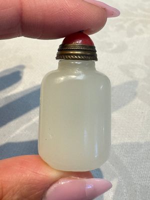 Five Chinese white jade and glass snuff bottles, 19/20th C. — foto 23