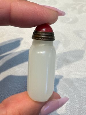 Five Chinese white jade and glass snuff bottles, 19/20th C. — foto 24