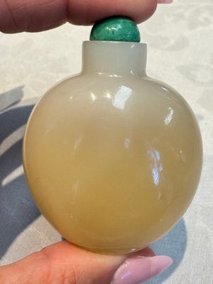 Five Chinese white jade and glass snuff bottles, 19/20th C. — foto 27