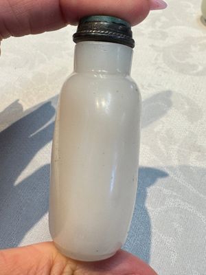 Five Chinese white jade and glass snuff bottles, 19/20th C. — foto 3