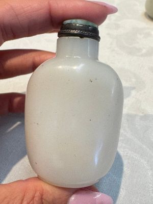 Five Chinese white jade and glass snuff bottles, 19/20th C. — foto 4