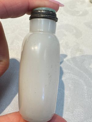 Five Chinese white jade and glass snuff bottles, 19/20th C. — foto 5