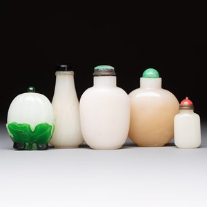 Five Chinese white jade and glass snuff bottles, 19/20th C. — foto 1