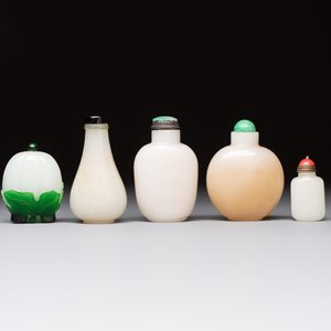 Five Chinese white jade and glass snuff bottles, 19/20th C. — foto 2