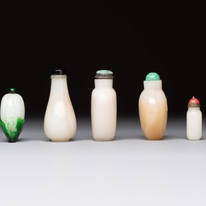 Five Chinese white jade and glass snuff bottles, 19/20th C. — foto 3