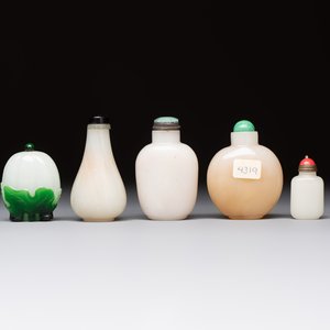Five Chinese white jade and glass snuff bottles, 19/20th C. — foto 4