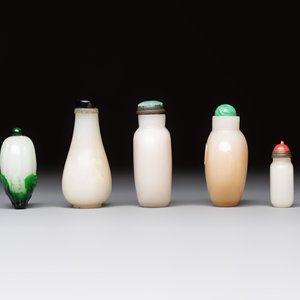 Five Chinese white jade and glass snuff bottles, 19/20th C. — foto 5