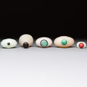 Five Chinese white jade and glass snuff bottles, 19/20th C. — foto 6