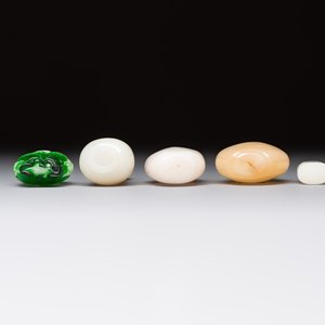Five Chinese white jade and glass snuff bottles, 19/20th C. — foto 7