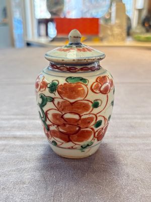 Five Chinese wucai 'Buddhist lion' and 'peony scroll' jars, Transitional period — photo 13