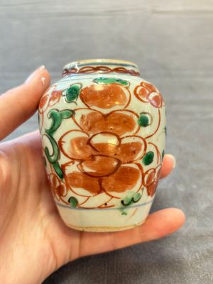 Five Chinese wucai 'Buddhist lion' and 'peony scroll' jars, Transitional period — photo 14