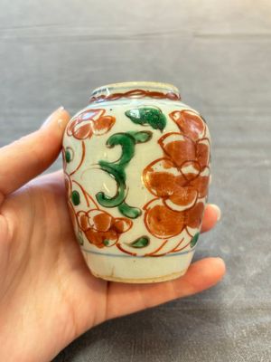 Five Chinese wucai 'Buddhist lion' and 'peony scroll' jars, Transitional period — photo 15