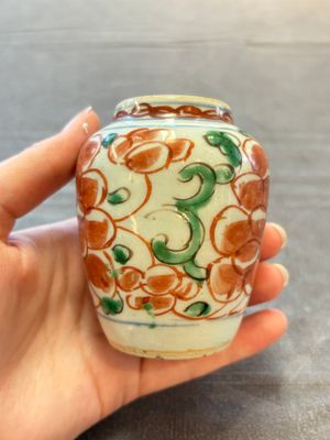 Five Chinese wucai 'Buddhist lion' and 'peony scroll' jars, Transitional period — photo 16