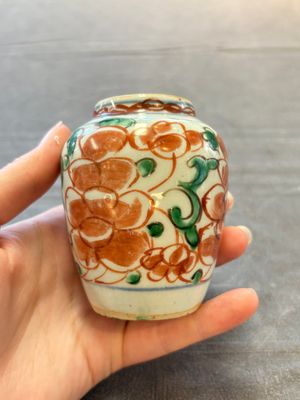 Five Chinese wucai 'Buddhist lion' and 'peony scroll' jars, Transitional period — photo 17