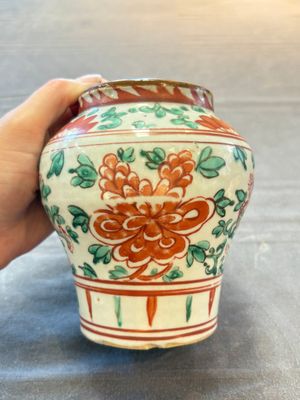 Five Chinese wucai 'Buddhist lion' and 'peony scroll' jars, Transitional period — photo 2