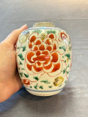 Five Chinese wucai 'Buddhist lion' and 'peony scroll' jars, Transitional period — photo 23