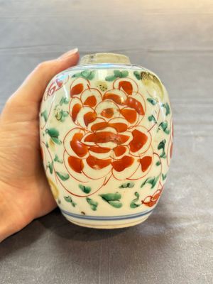 Five Chinese wucai 'Buddhist lion' and 'peony scroll' jars, Transitional period — photo 24