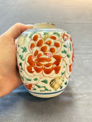 Five Chinese wucai 'Buddhist lion' and 'peony scroll' jars, Transitional period — photo 25