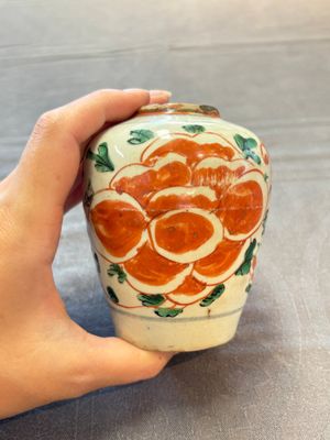 Five Chinese wucai 'Buddhist lion' and 'peony scroll' jars, Transitional period — photo 28