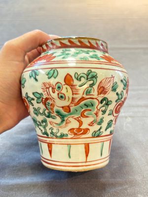 Five Chinese wucai 'Buddhist lion' and 'peony scroll' jars, Transitional period — photo 3