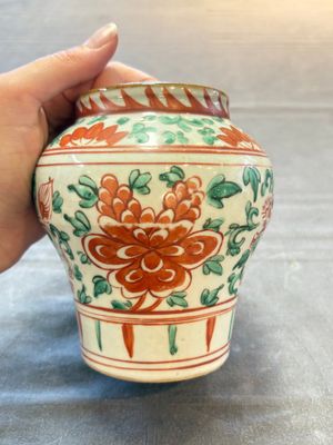 Five Chinese wucai 'Buddhist lion' and 'peony scroll' jars, Transitional period — photo 4