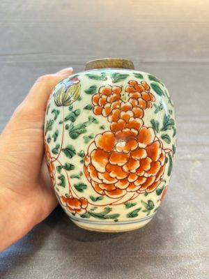 Five Chinese wucai 'Buddhist lion' and 'peony scroll' jars, Transitional period — photo 8