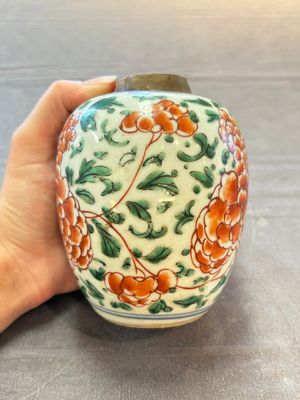 Five Chinese wucai 'Buddhist lion' and 'peony scroll' jars, Transitional period — photo 9