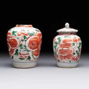 Five Chinese wucai 'Buddhist lion' and 'peony scroll' jars, Transitional period — photo 11