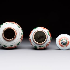 Five Chinese wucai 'Buddhist lion' and 'peony scroll' jars, Transitional period — photo 12