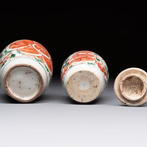 Five Chinese wucai 'Buddhist lion' and 'peony scroll' jars, Transitional period — photo 13