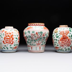 Five Chinese wucai 'Buddhist lion' and 'peony scroll' jars, Transitional period — photo 2