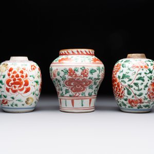 Five Chinese wucai 'Buddhist lion' and 'peony scroll' jars, Transitional period — photo 3