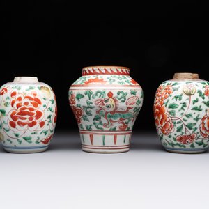 Five Chinese wucai 'Buddhist lion' and 'peony scroll' jars, Transitional period — photo 4