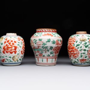 Five Chinese wucai 'Buddhist lion' and 'peony scroll' jars, Transitional period — photo 5