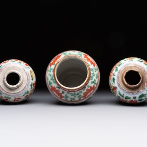 Five Chinese wucai 'Buddhist lion' and 'peony scroll' jars, Transitional period — photo 6