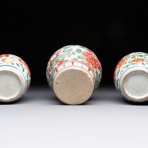 Five Chinese wucai 'Buddhist lion' and 'peony scroll' jars, Transitional period — photo 7