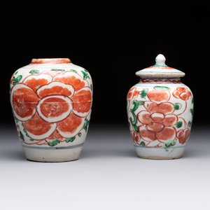 Five Chinese wucai 'Buddhist lion' and 'peony scroll' jars, Transitional period — photo 8