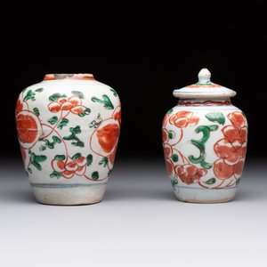 Five Chinese wucai 'Buddhist lion' and 'peony scroll' jars, Transitional period — photo 9